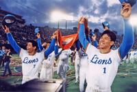 　チャンピオンフラッグを手に、場内を一周するＭＶＰの秋山幸二（右）、石毛宏典（左）ら西武ナイン＝１９９１年