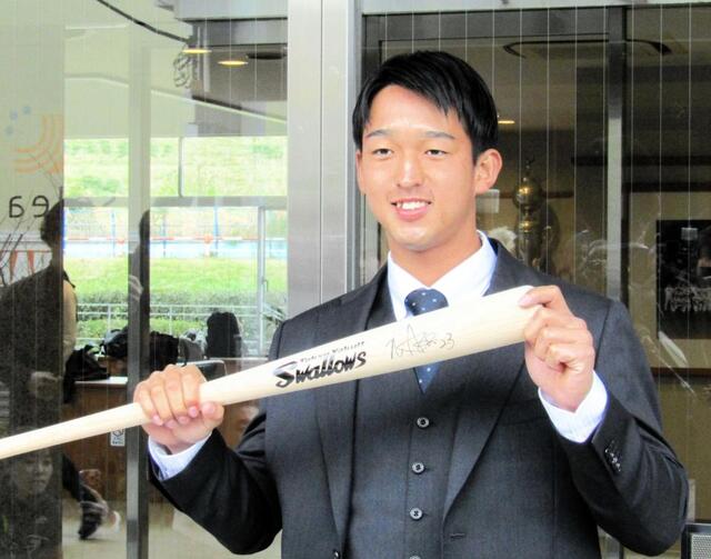 　青木ＧＭのサイン入りバットを持参し入寮した松下