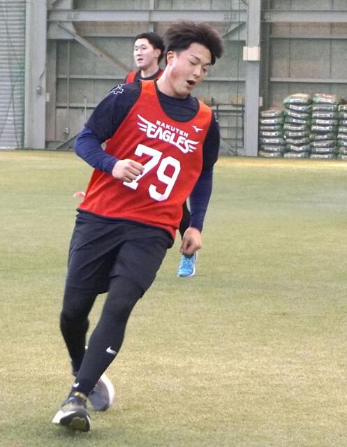 　新人自主トレ恒例のシャトルランで力走する伊藤大