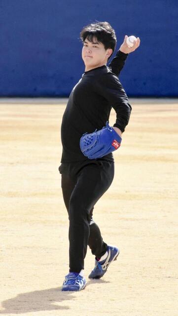 　キャッチボールをする中西