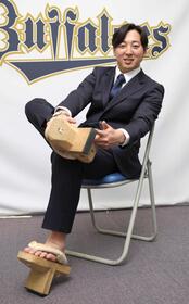 　一本下駄を持ち込んだ渡辺（撮影・坂部計介）