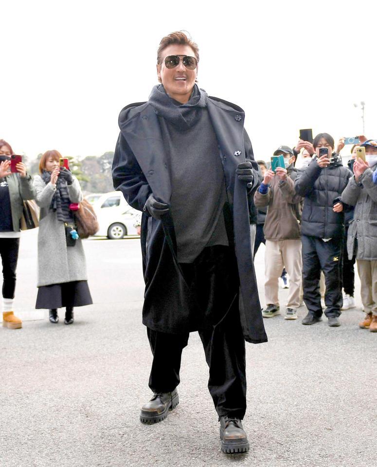 　ファンに迎えられ笑顔で球場入りする新庄監督（撮影・開出牧）