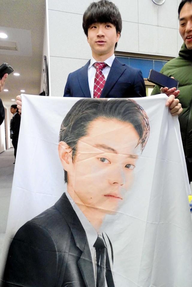 　菅田将暉の特大フラッグを報道陣に披露する杉山