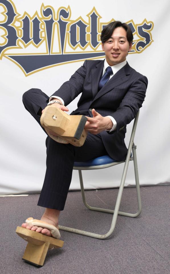 　一本下駄を持ち込んだ渡辺（撮影・坂部計介）