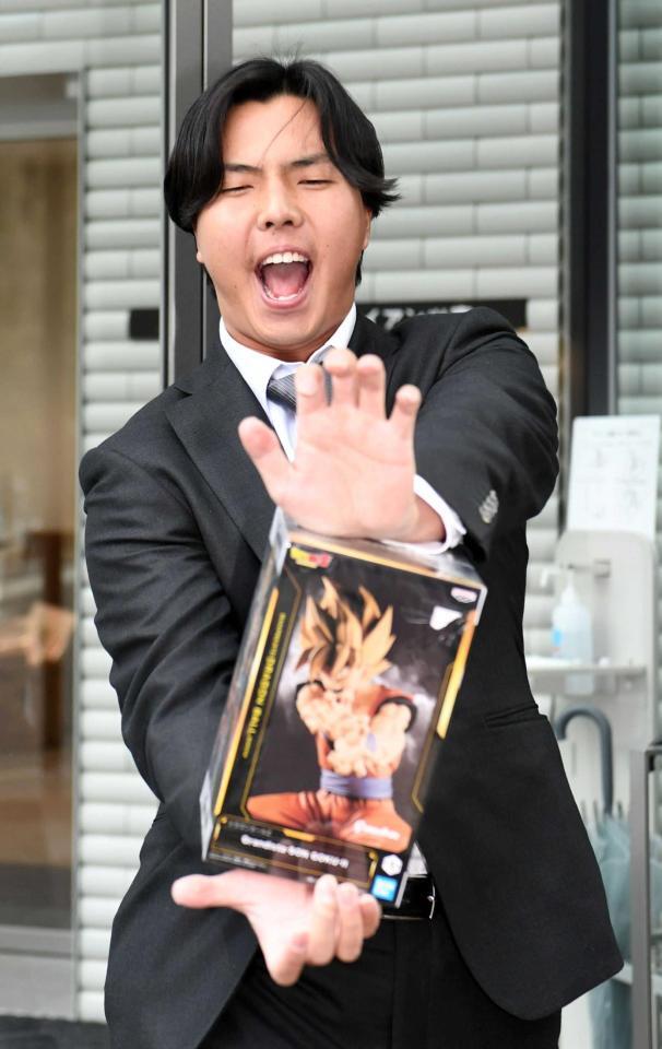 　ドラゴンボールのフィギュアを持って入寮した河野（撮影・佐藤厚）