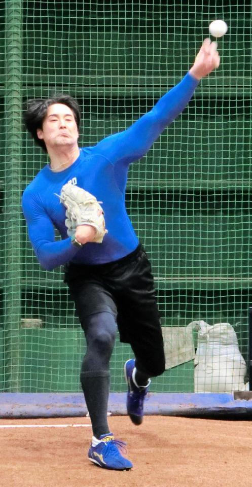 　ブルペンで投球練習をする日本ハム・上原