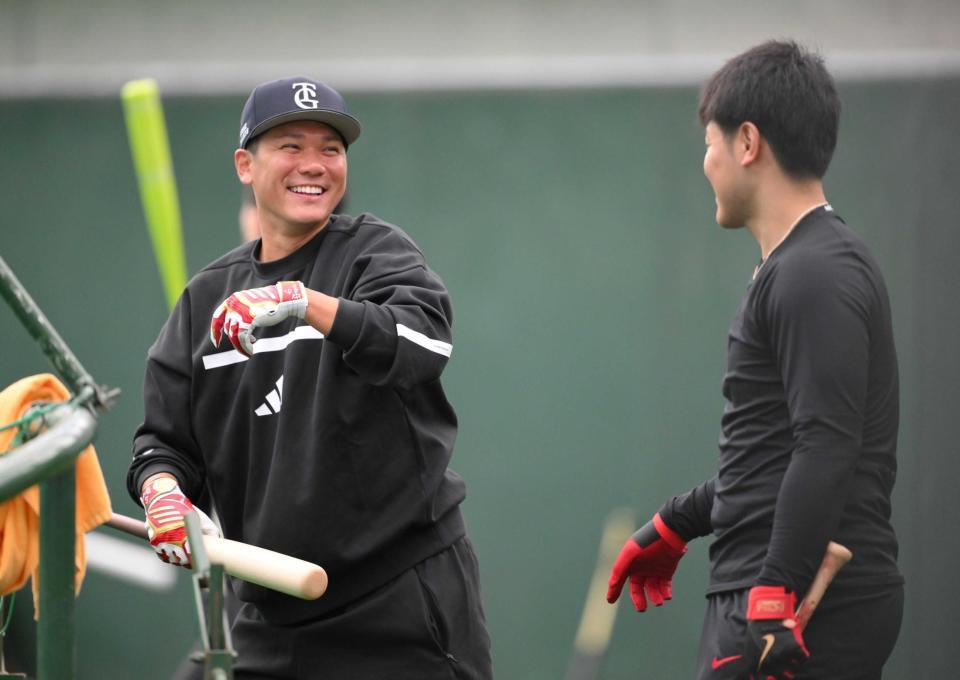 　岡本（右）と談笑する坂本＝２０２５年１月