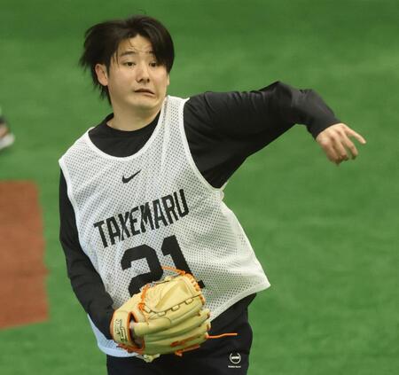 　ノックを送球する竹丸