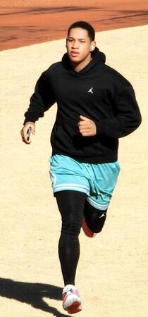 　ダッシュする万波（撮影・藤田昌央）