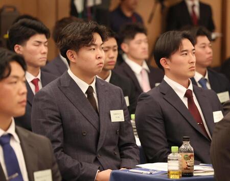 能見篤史氏の講演を聞く平川（左）と斉藤汰（撮影・佐々木彰尚）