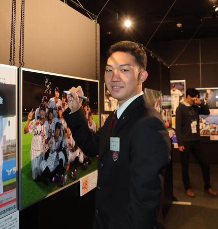 展示されている写真にサインをする石垣元気（代表撮影）報知写真部　２０２６年１月９日撮影＝野球殿堂博物館