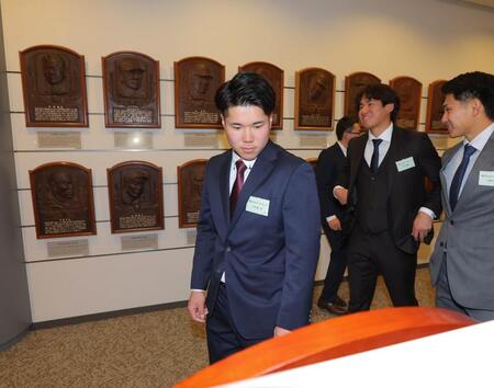 飾られているレリーフを見つめる小田康一郎（左）＝代表撮影）