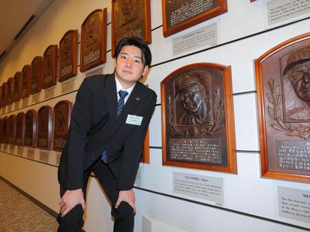 長嶋茂雄さんのレリーフの前で記念撮影をする竹丸（代表撮影）