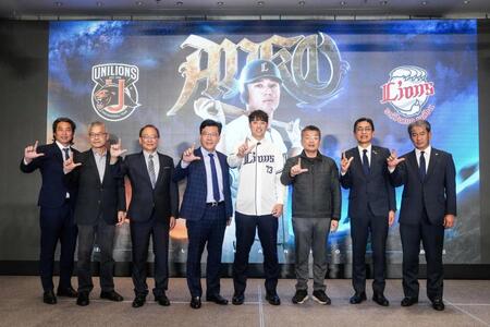 台湾で入団会見に臨んだ西武・林安可外野手（中央、球団提供）