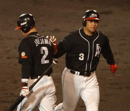 　松中(右)は中越えに追撃の一発を放ち城島とタッチ＝２００３年１０月