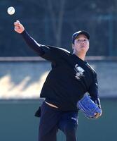 　キャッチボールする青柳（撮影・西岡正）