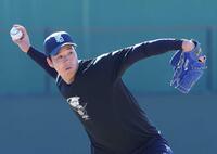 　キャッチボールする青柳（撮影・西岡正）