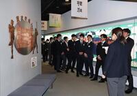 学芸員から説明を受ける阪神とＤｅＮＡのルーキーたち（撮影・伊藤笙子）