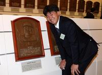 掛布雅之氏のレリーフの前で笑顔を見せる阪神・立石正広＝東京・水道橋の野球殿堂博物館（撮影・伊藤笙子）