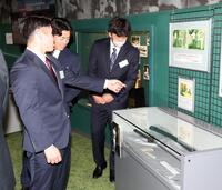 王貞治氏が練習で使った真剣を見つめる（左から）ＤｅＮＡ・小田、阪神・谷端、立石（撮影・伊藤笙子）