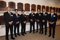 吉田義男氏のレリーフの前で記念撮影する阪神のルーキーたち。（左から）能登、谷端、山崎、立石、早瀬、岡城、神宮（撮影・伊藤笙子）