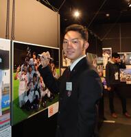 展示されている写真にサインをする石垣元気（代表撮影）報知写真部　２０２６年１月９日撮影＝野球殿堂博物館