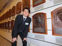 長嶋茂雄さんのレリーフの前で記念撮影をする竹丸（代表撮影）