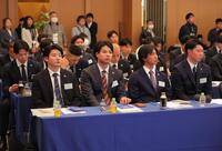 新人研修会に出席する（前列左から）竹丸、田和、山城、皆川（代表撮影）