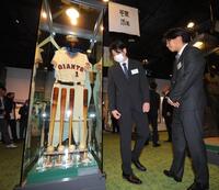 王貞治さんの展示品を見る竹丸と河野（右）＝代表撮影