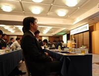 　研修を受ける竹丸（代表撮影）