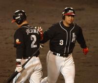 　松中(右)は中越えに追撃の一発を放ち城島とタッチ＝２００３年１０月