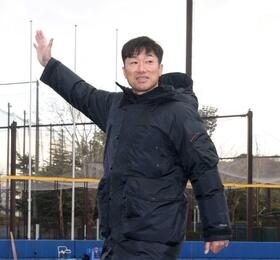 　新人に訓示を行った相川監督（撮影・石井剣太郎）