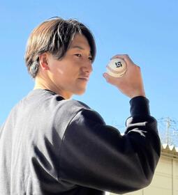 　ＷＢＣ球を手に引き締まった表情を見せる大勢（撮影・松井美里）