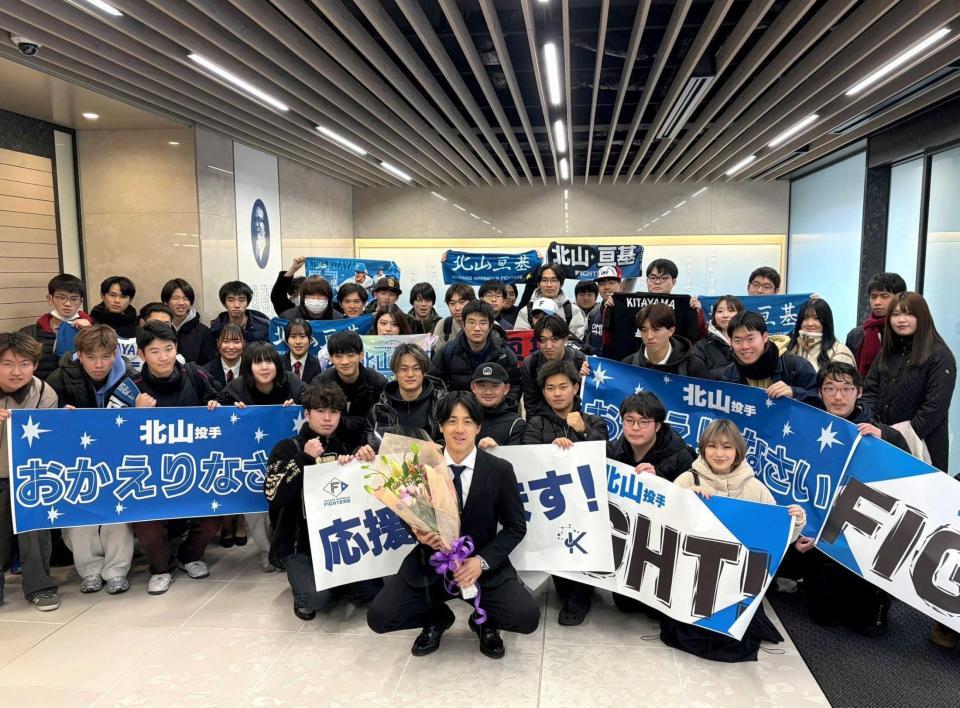 　学生たちと記念撮影する北山（撮影・山村菜々子）