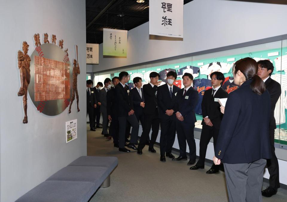 学芸員から説明を受ける阪神とＤｅＮＡのルーキーたち（撮影・伊藤笙子）