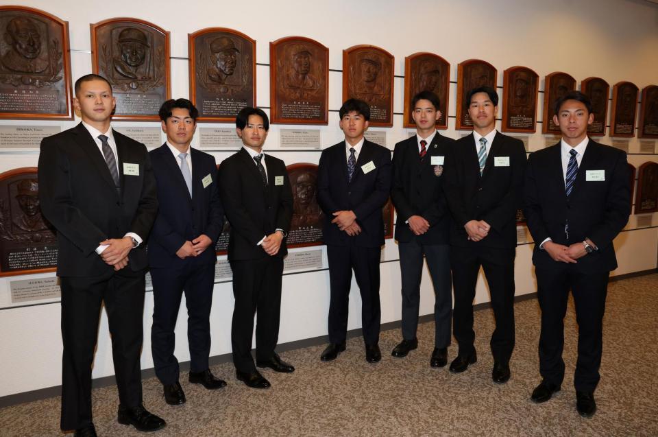吉田義男氏のレリーフの前で記念撮影する阪神のルーキーたち。（左から）能登、谷端、山崎、立石、早瀬、岡城、神宮（撮影・伊藤笙子）