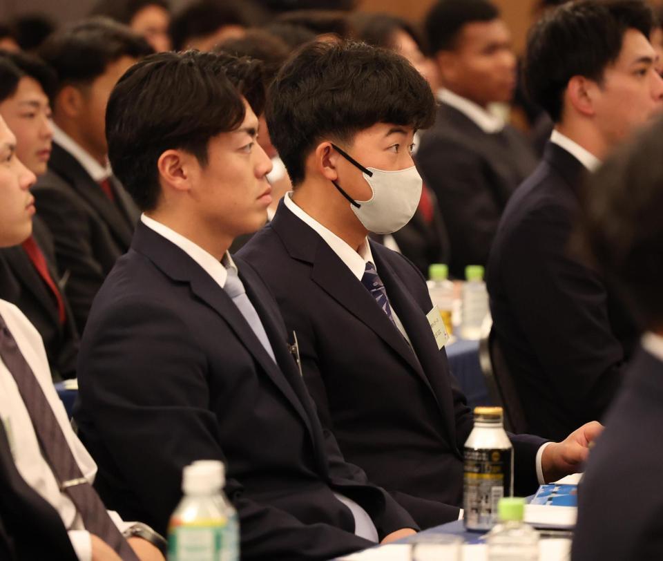 能見篤史氏の講演を聞く谷端（左）と立石（撮影・佐々木彰尚）