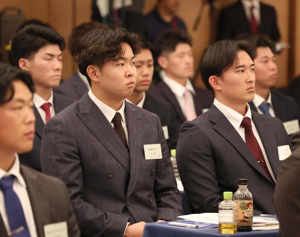 能見篤史氏の講演を聞く平川（左）と斉藤汰（撮影・佐々木彰尚）