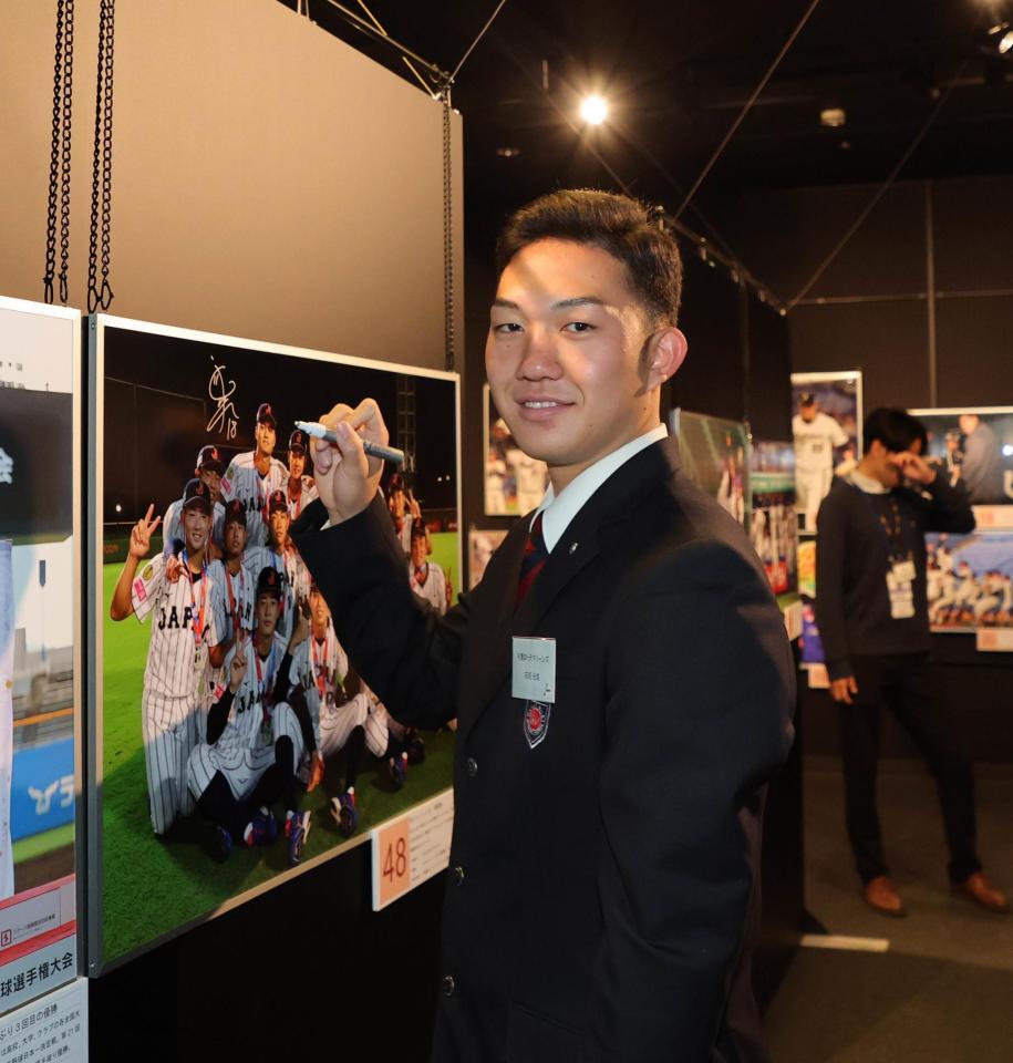 展示されている写真にサインをする石垣元気（代表撮影）報知写真部　２０２６年１月９日撮影＝野球殿堂博物館
