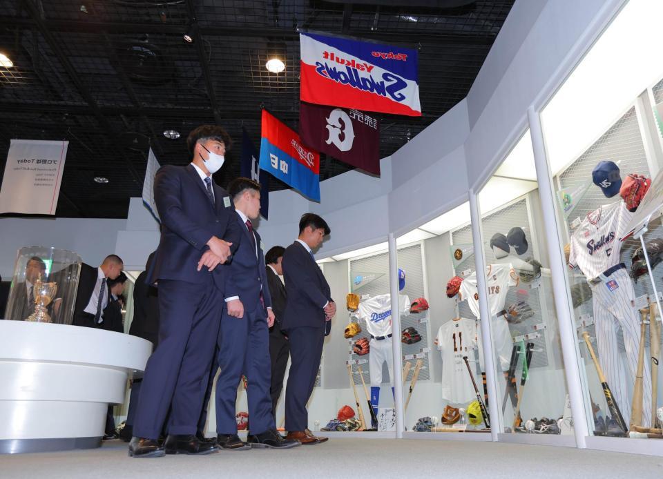 展示品を見つめる立石正広（左）＝代表撮影