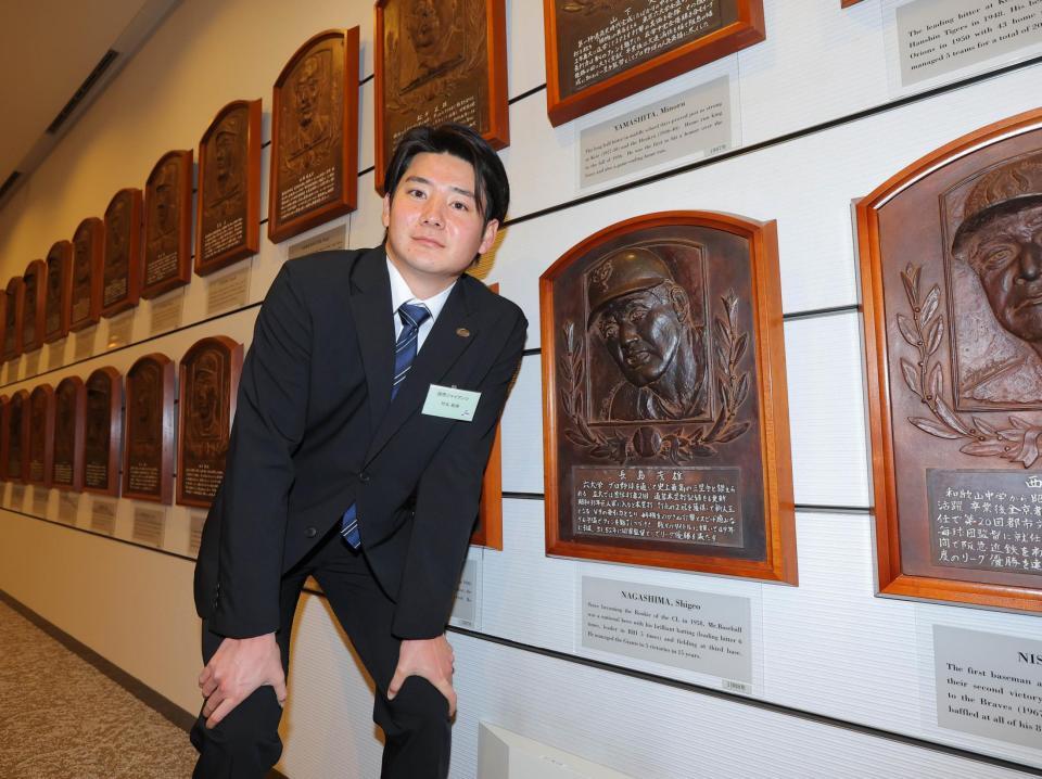 長嶋茂雄さんのレリーフの前で記念撮影をする竹丸（代表撮影）