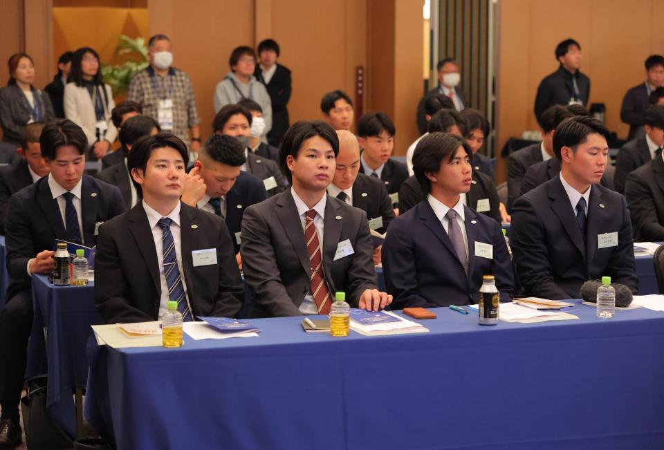 新人研修会に出席する（前列左から）竹丸、田和、山城、皆川（代表撮影）