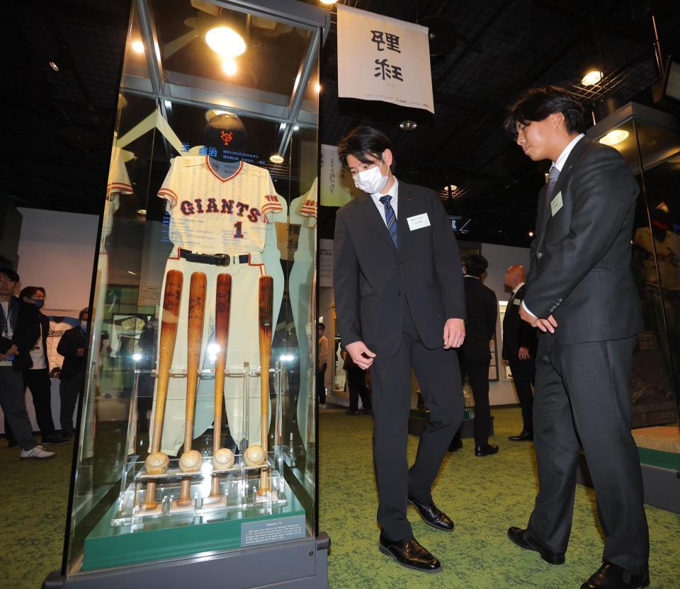 王貞治さんの展示品を見る竹丸と河野（右）＝代表撮影