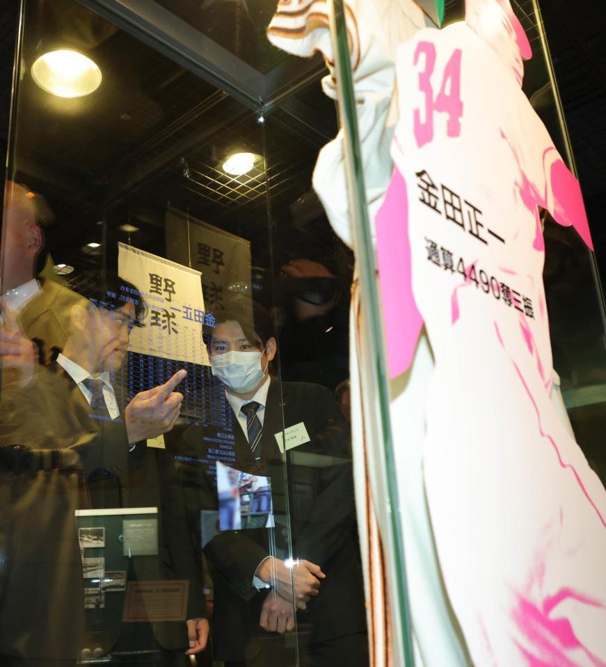 金田正一さんさんの展示品を見る竹丸と冨重（左）＝代表撮影）