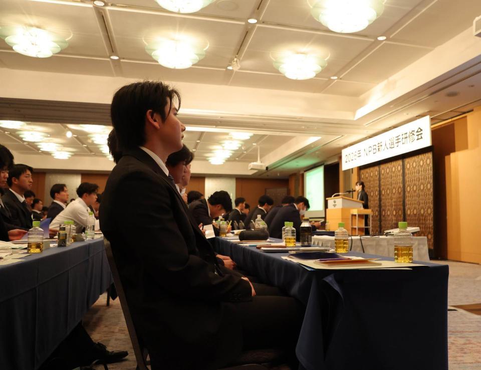 　研修を受ける竹丸（代表撮影）