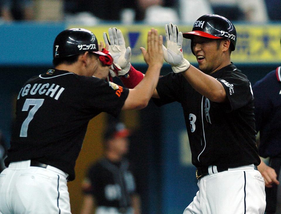 　近鉄戦７回に、勝ち越しの生還し笑顔でハイタッチする松中（右）と井口＝２００４年９月