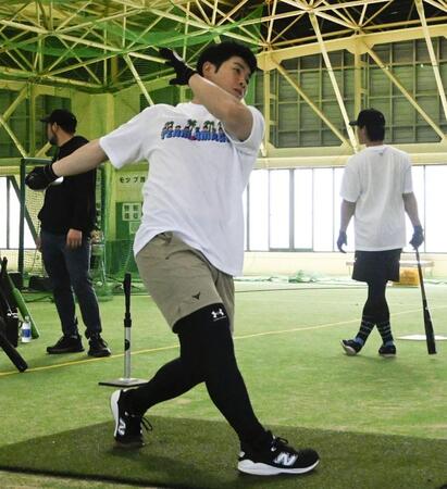 　打撃練習する近藤