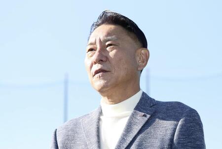　取材に応じる池山監督（撮影・佐々木彰尚）