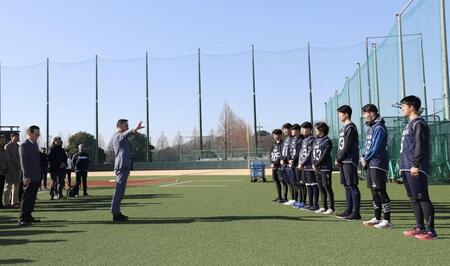 新人選手に声をかける池山監督（中央）＝撮影・佐々木彰尚