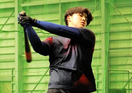 ティー打撃をする柴田